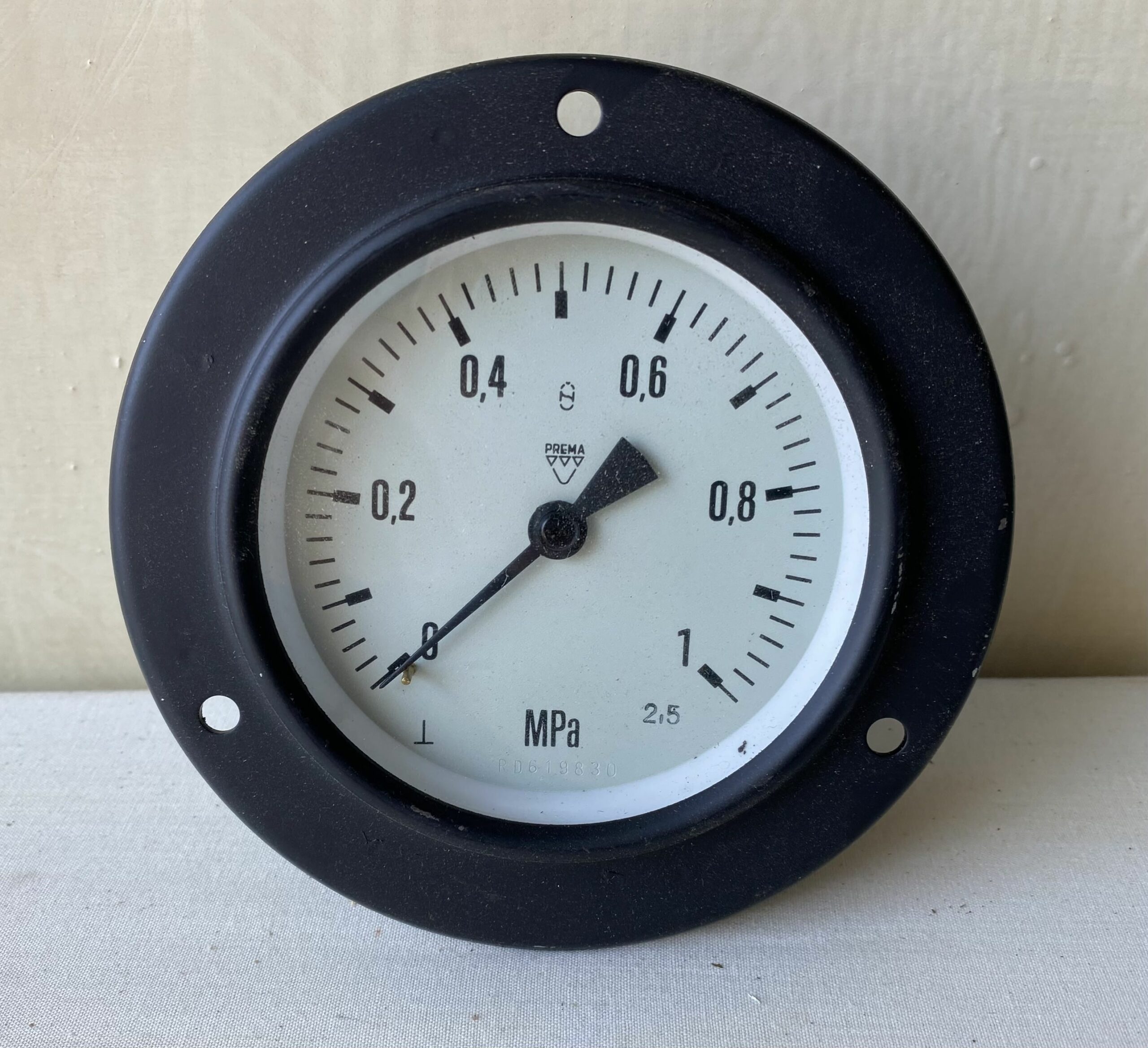 Black pressure dial