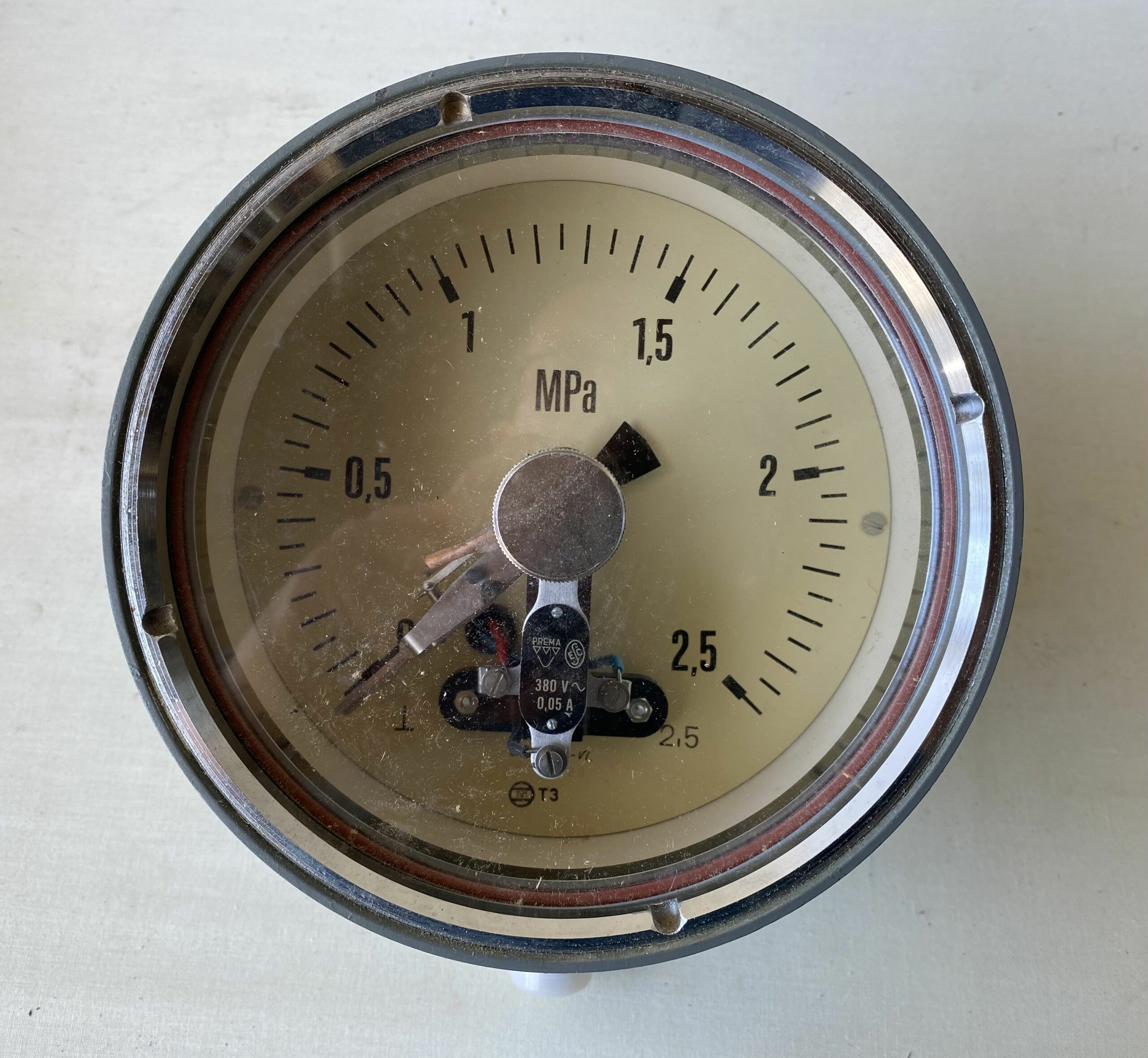 Grey silver pressure dial