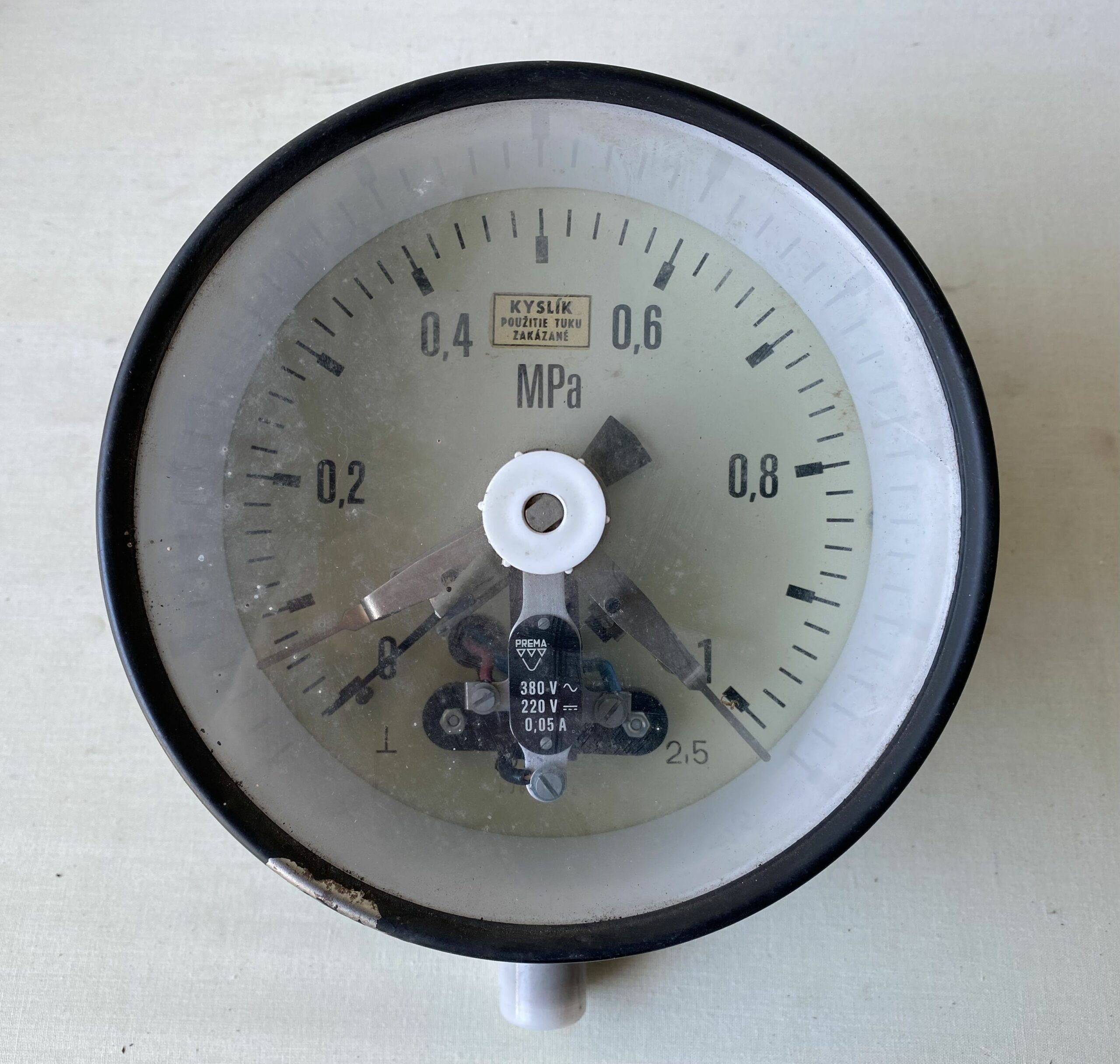Black pressure dial