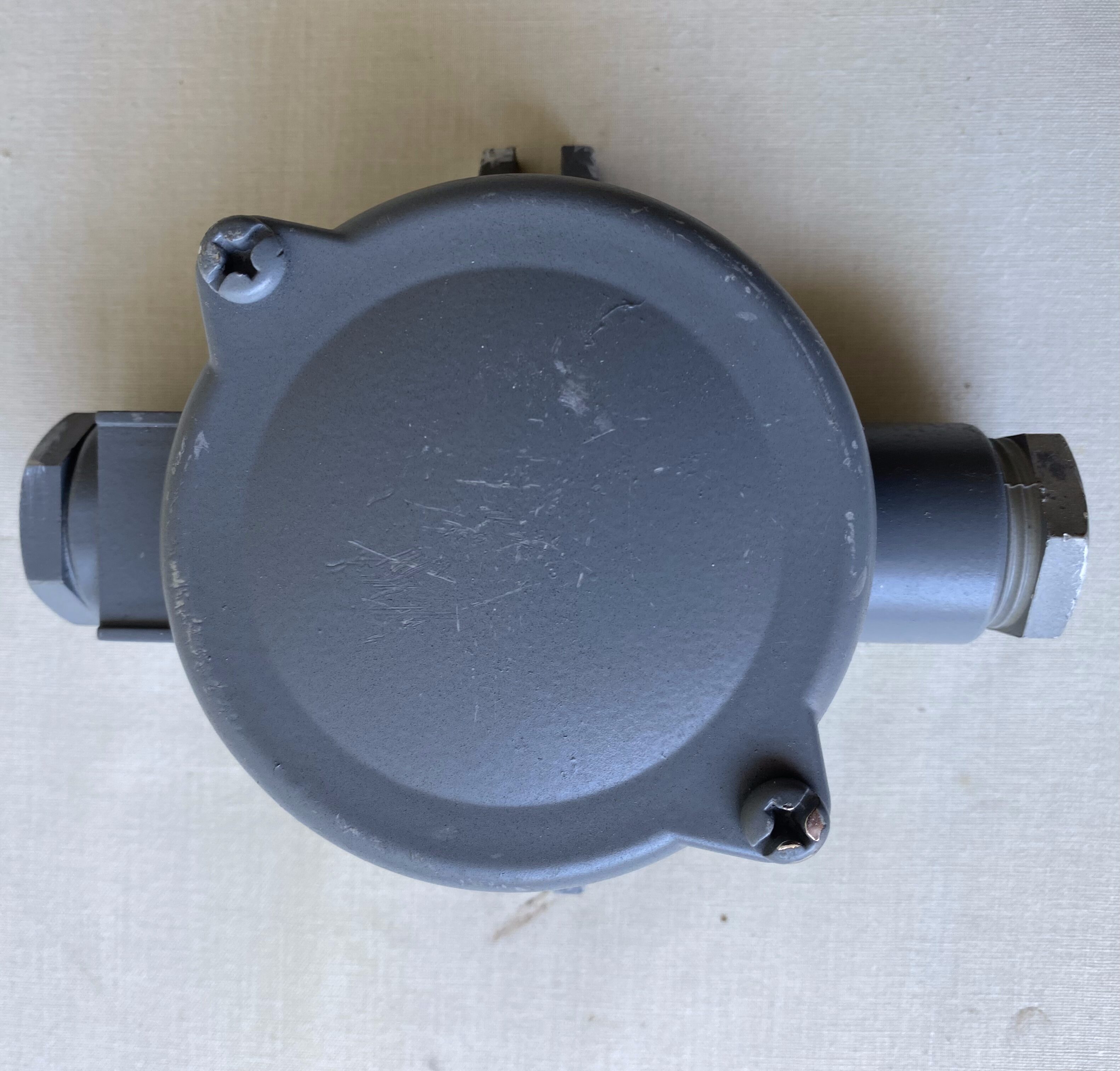 Electrical conduit junction box