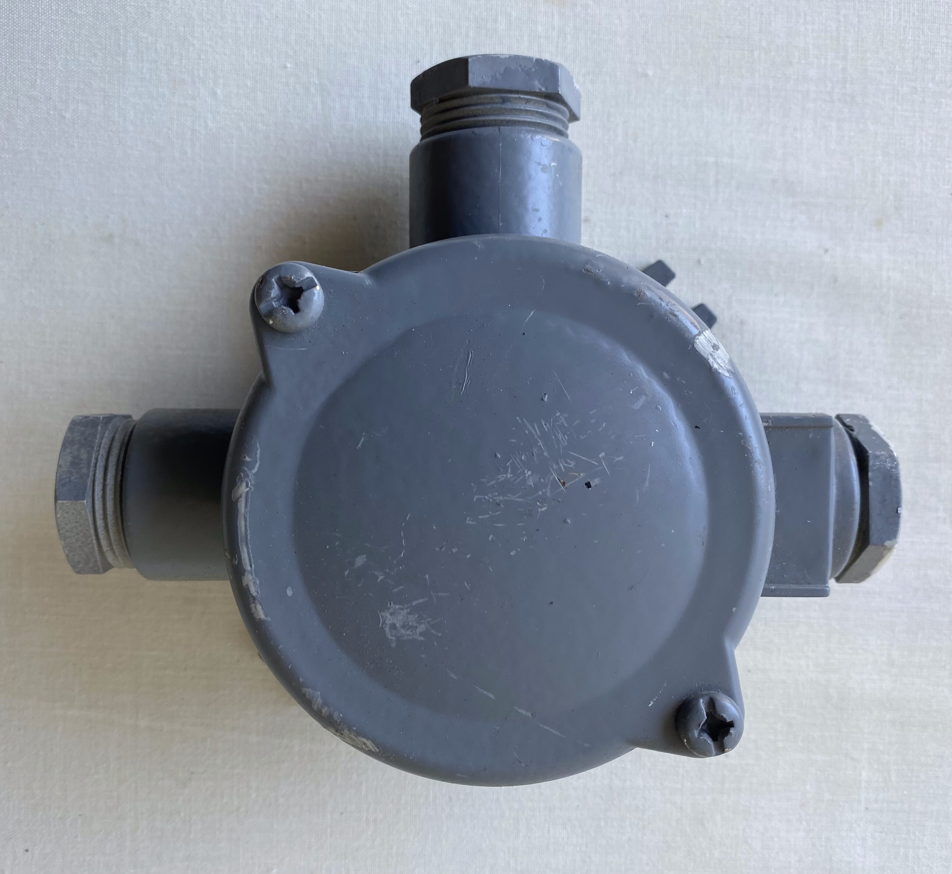 Electrical conduit junction box