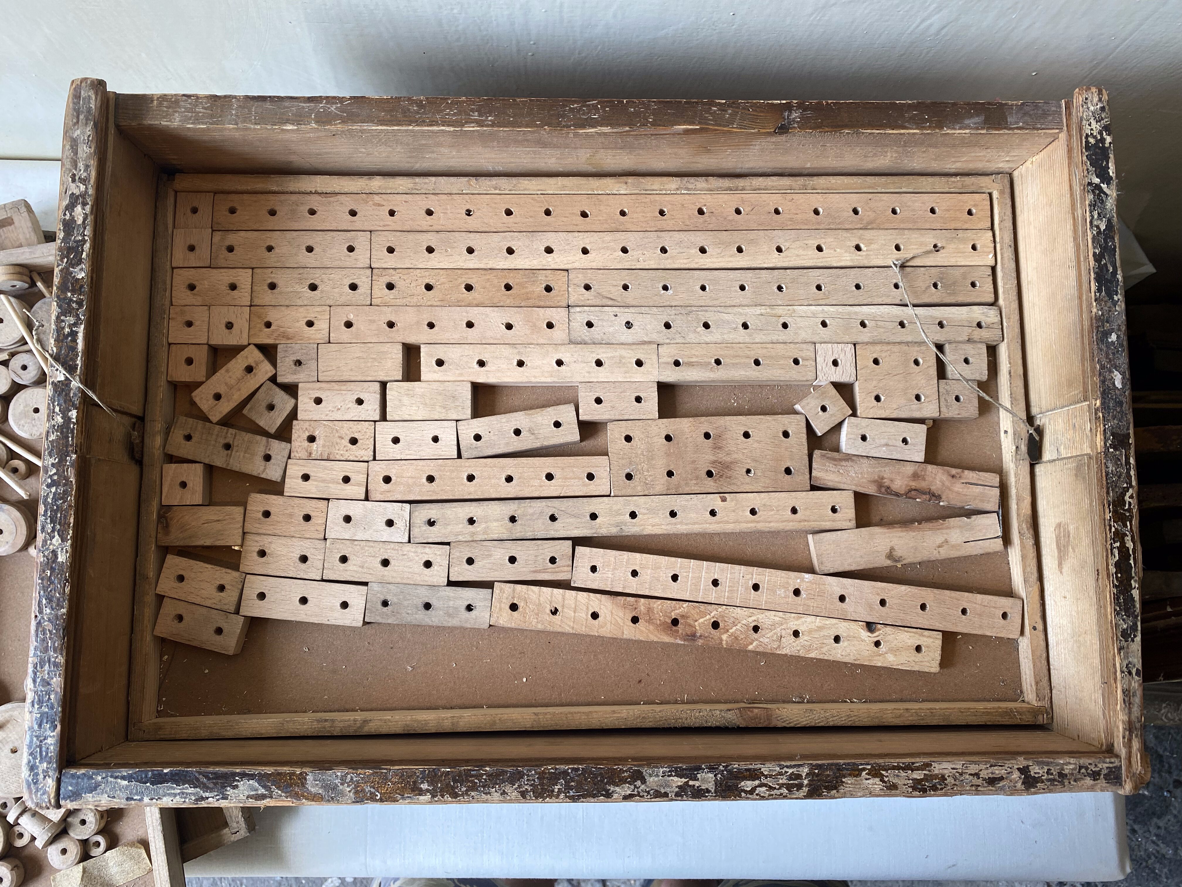 Wooden toy mecano set