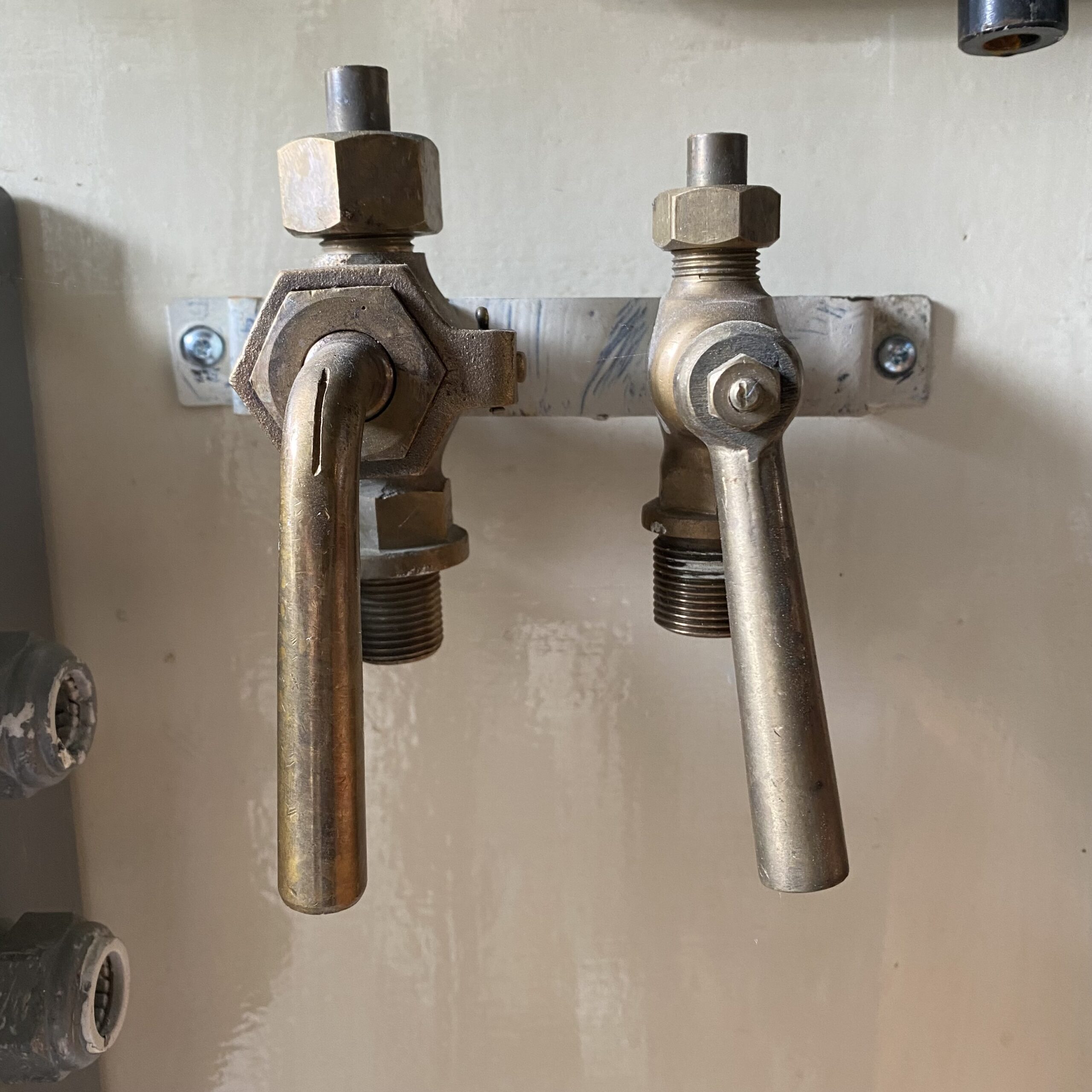 Pair of mounted valve handles